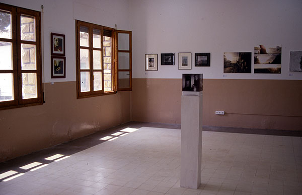 Interior de la exposición en las antiguas escuelas